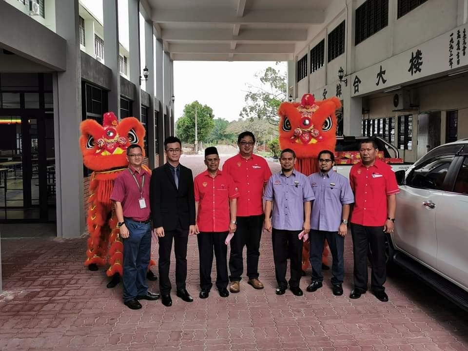 企业发展部副部长兼红土坎区国会议员拿督哈达南里和巴西班让区州议员耶哈也趁农历新年