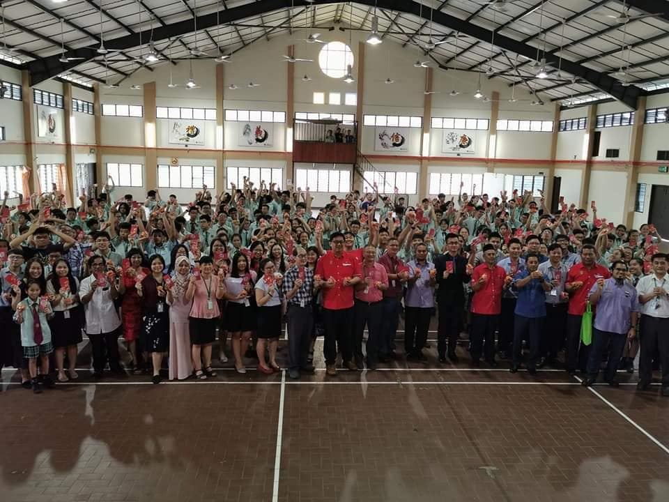 企业发展部副部长兼红土坎区国会议员拿督哈达南里和巴西班让区州议员耶哈也趁农历新年