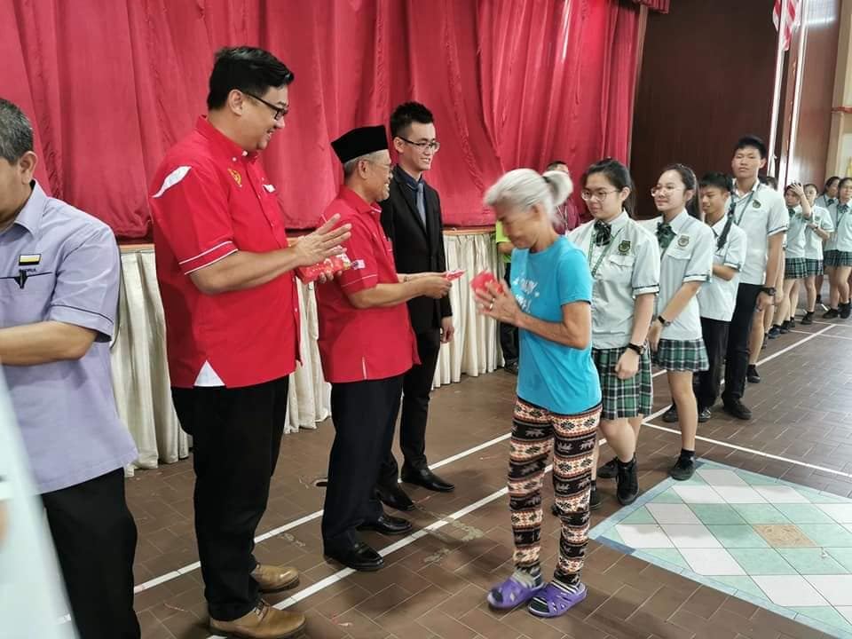 企业发展部副部长兼红土坎区国会议员拿督哈达南里和巴西班让区州议员耶哈也趁农历新年