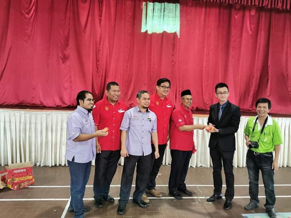 企业发展部副部长兼红土坎区国会议员拿督哈达南里和巴西班让区州议员耶哈也趁农历新年