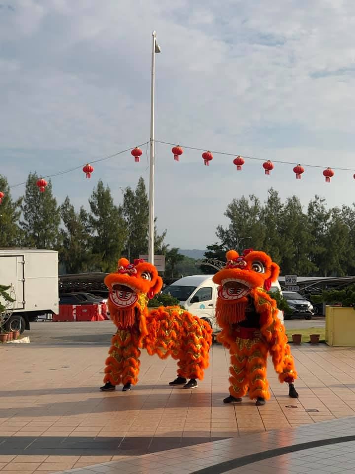 南华独中醒狮团到玛丽娜岛采青。