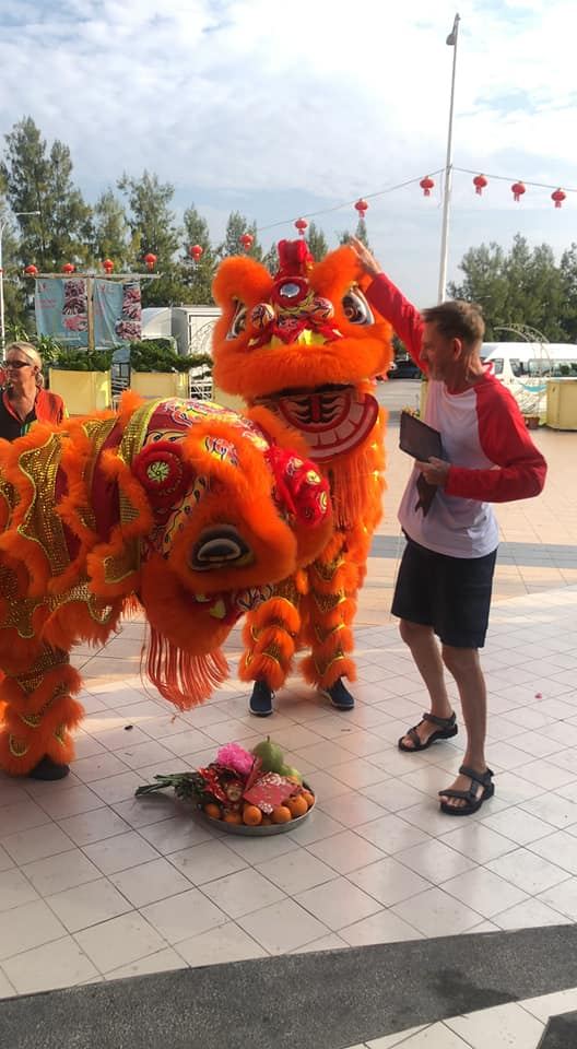 南华独中醒狮团到玛丽娜岛采青。