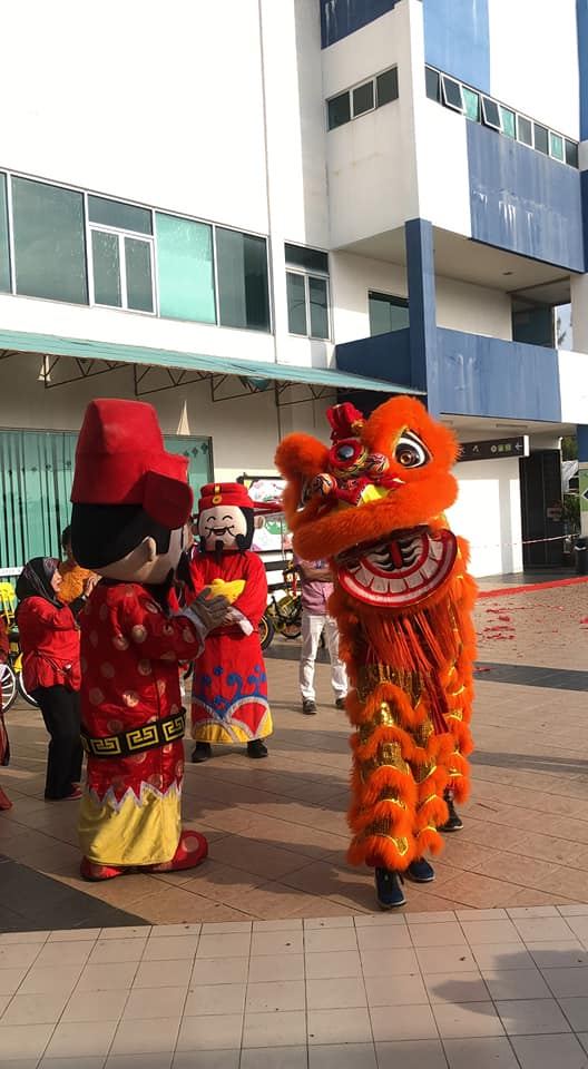 南华独中醒狮团到玛丽娜岛采青。