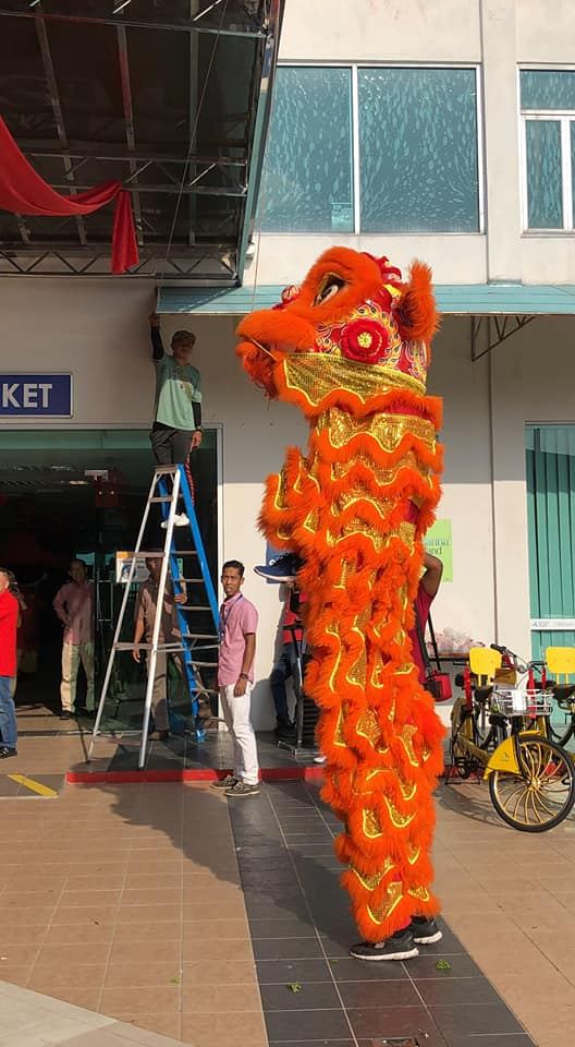 南华独中醒狮团到玛丽娜岛采青。