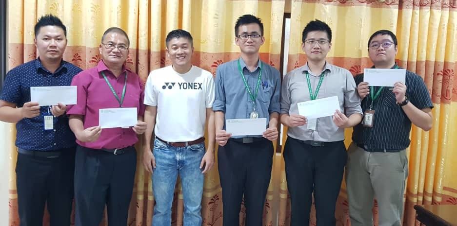 本校董事部副总务拿督黄思贤（右四）颁发奖励金给5位完成教育专业文凭课程的老师。