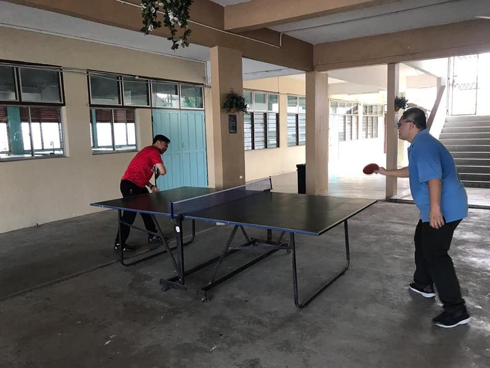 我校在休息节时，安排消遣活动让孩子用餐后利用多余的时间与朋友或老师一起通过游戏拉