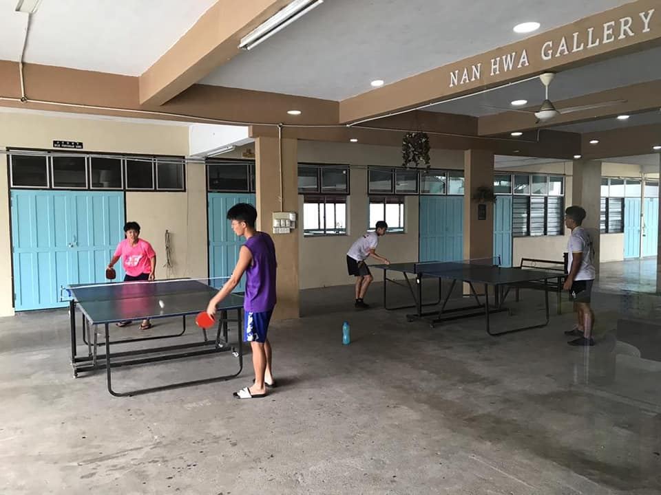 我校在休息节时，安排消遣活动让孩子用餐后利用多余的时间与朋友或老师一起通过游戏拉