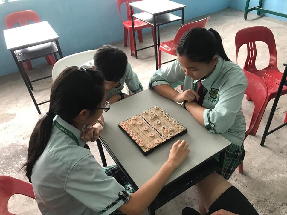 我校在休息节时，安排消遣活动让孩子用餐后利用多余的时间与朋友或老师一起通过游戏拉