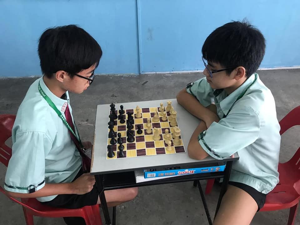 我校在休息节时，安排消遣活动让孩子用餐后利用多余的时间与朋友或老师一起通过游戏拉