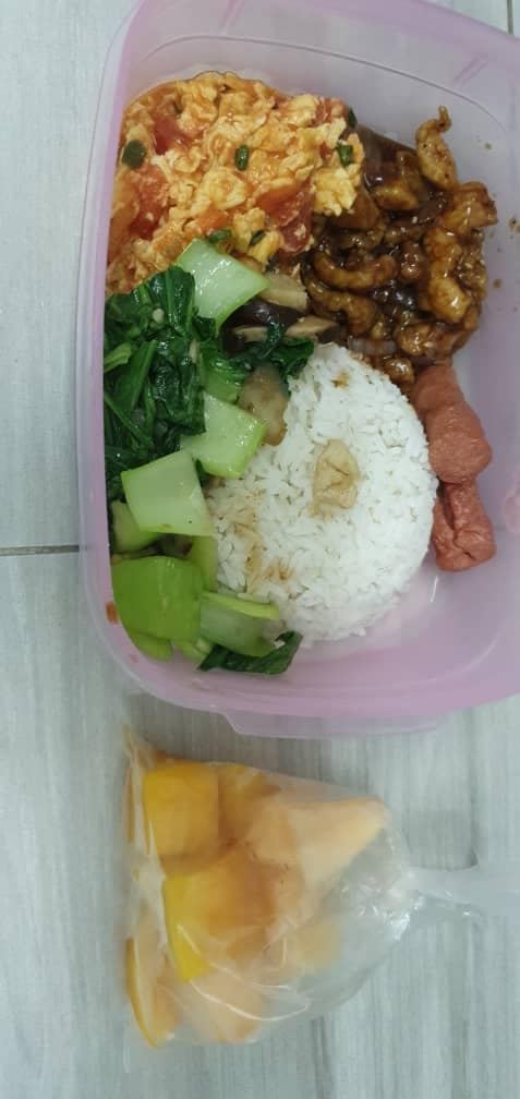 隔离时段，校方也不忘为孩子准备健康的饮食。早、午、晚餐。