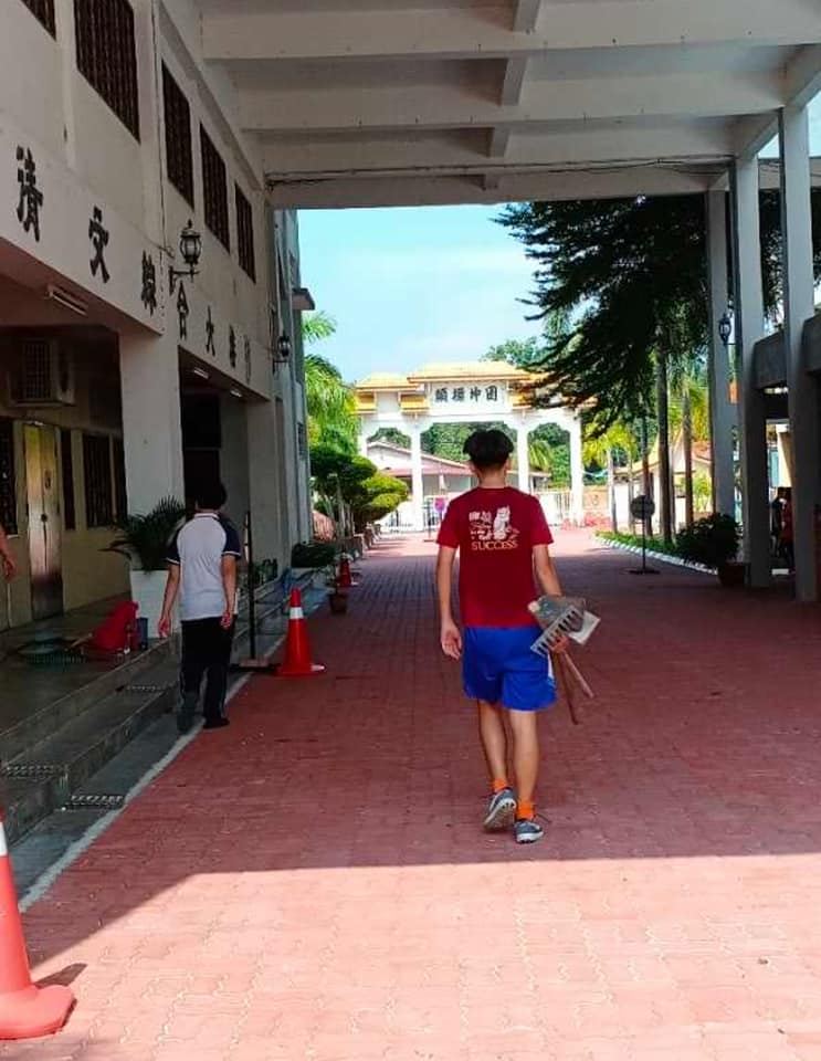 寄宿生乘这次短暂假期，为学校美化校园。亲身体验植树活动，感受植树不但有利于环保，
