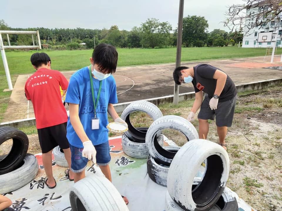 美化校园，绿化校园，净化校园。。。感谢董事、家联理事和寄宿生一起携手爱护、一起携