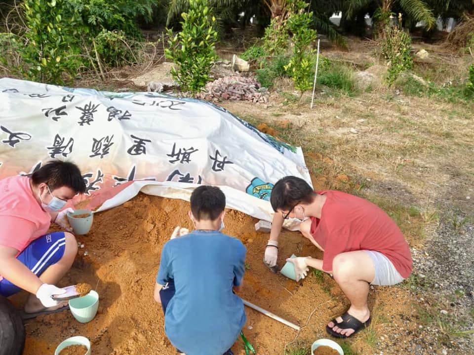 美化校园，绿化校园，净化校园。。。感谢董事、家联理事和寄宿生一起携手爱护、一起携