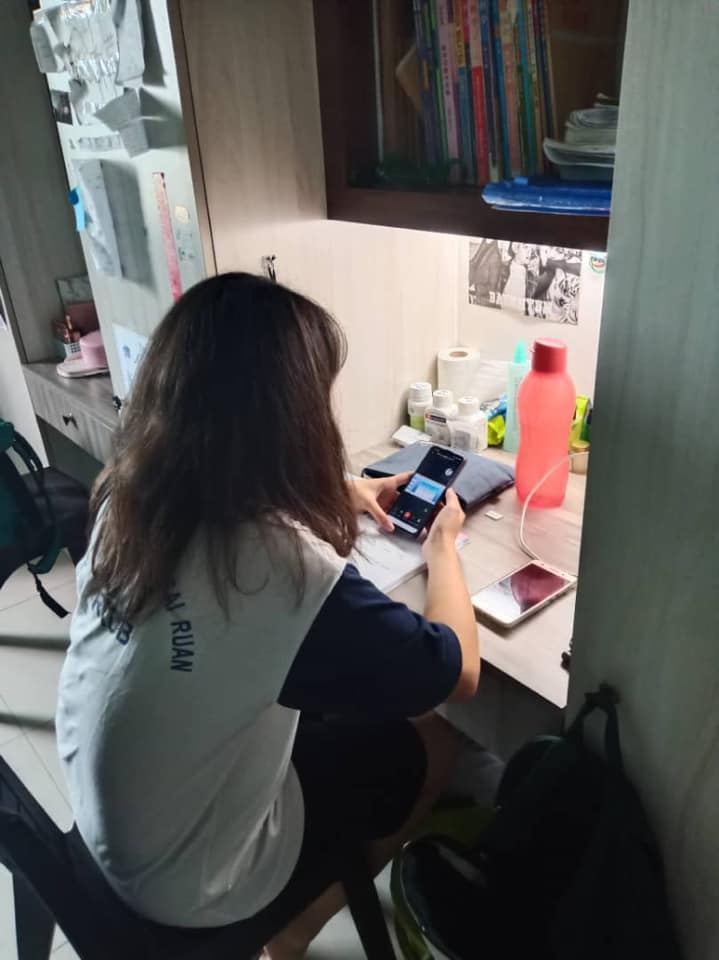 本校于2020年10月20日开始实行线上教学模式。以下是寄宿生在校园内上课的状况