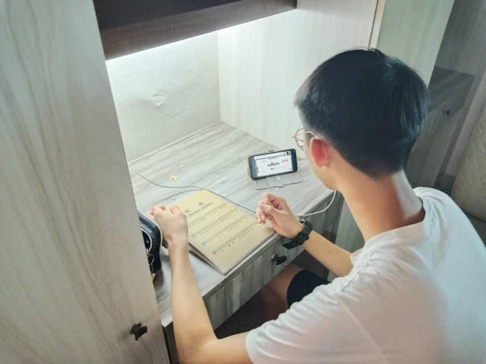 本校于2020年10月20日开始实行线上教学模式。以下是寄宿生在校园内上课的状况