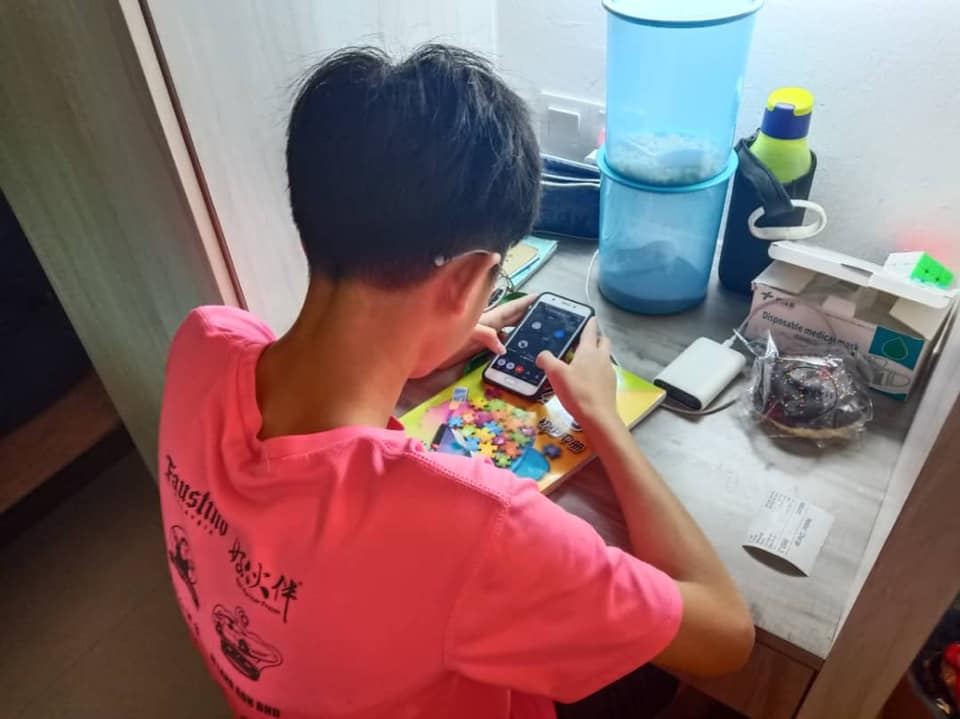 本校于2020年10月20日开始实行线上教学模式。以下是寄宿生在校园内上课的状况