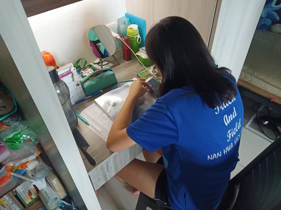 本校于2020年10月20日开始实行线上教学模式。以下是寄宿生在校园内上课的状况
