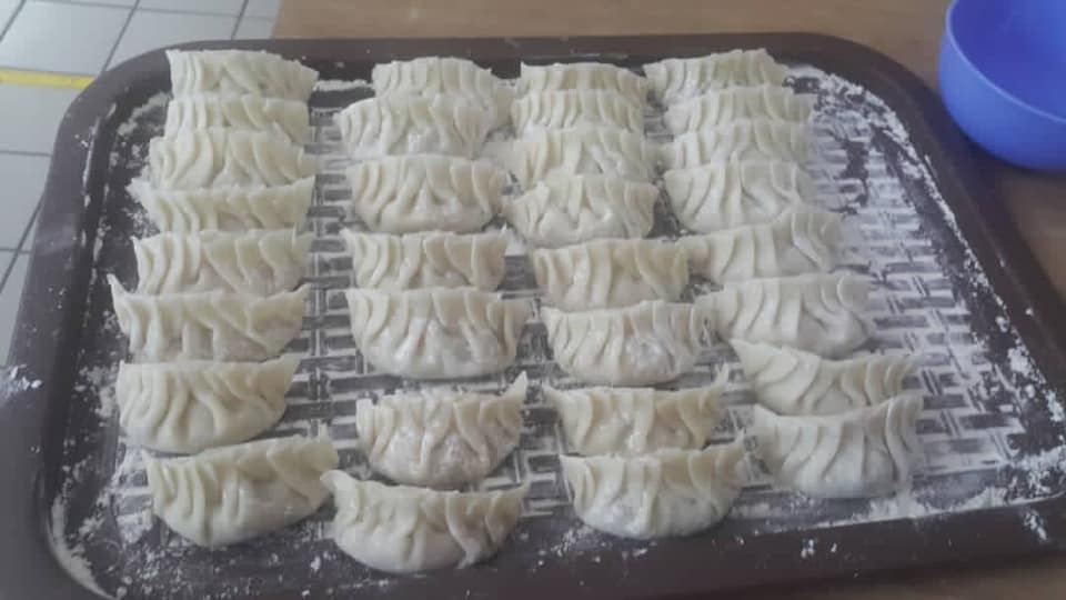 感谢家长们的热心，前来学校嘘寒问暖。为寄宿生包水饺，让孩子们在疫情期间感受到温暖