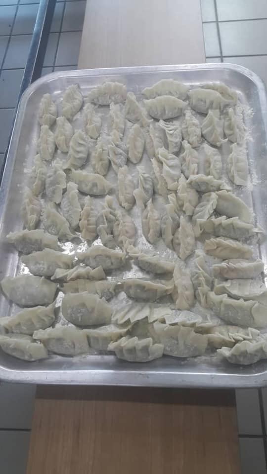 感谢家长们的热心，前来学校嘘寒问暖。为寄宿生包水饺，让孩子们在疫情期间感受到温暖