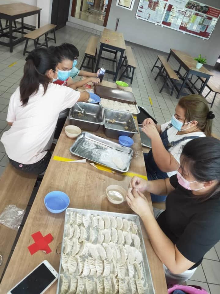 感谢家长们的热心，前来学校嘘寒问暖。为寄宿生包水饺，让孩子们在疫情期间感受到温暖