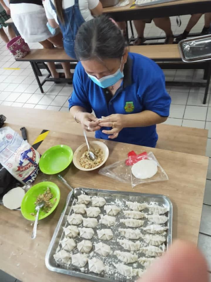 感谢家长们的热心，前来学校嘘寒问暖。为寄宿生包水饺，让孩子们在疫情期间感受到温暖