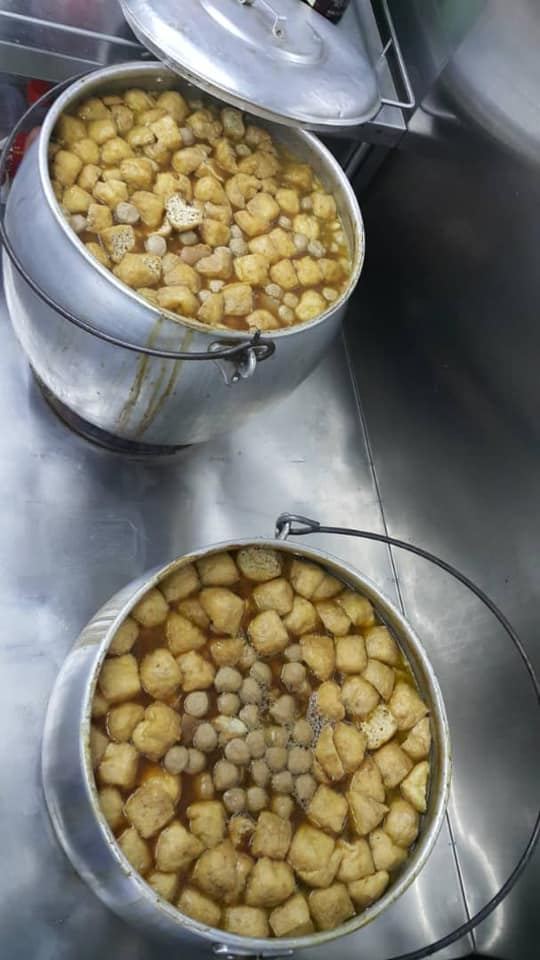 凉爽舒适的天气，来一碗热乎乎的肉骨茶，简直让孩子们乐开怀。