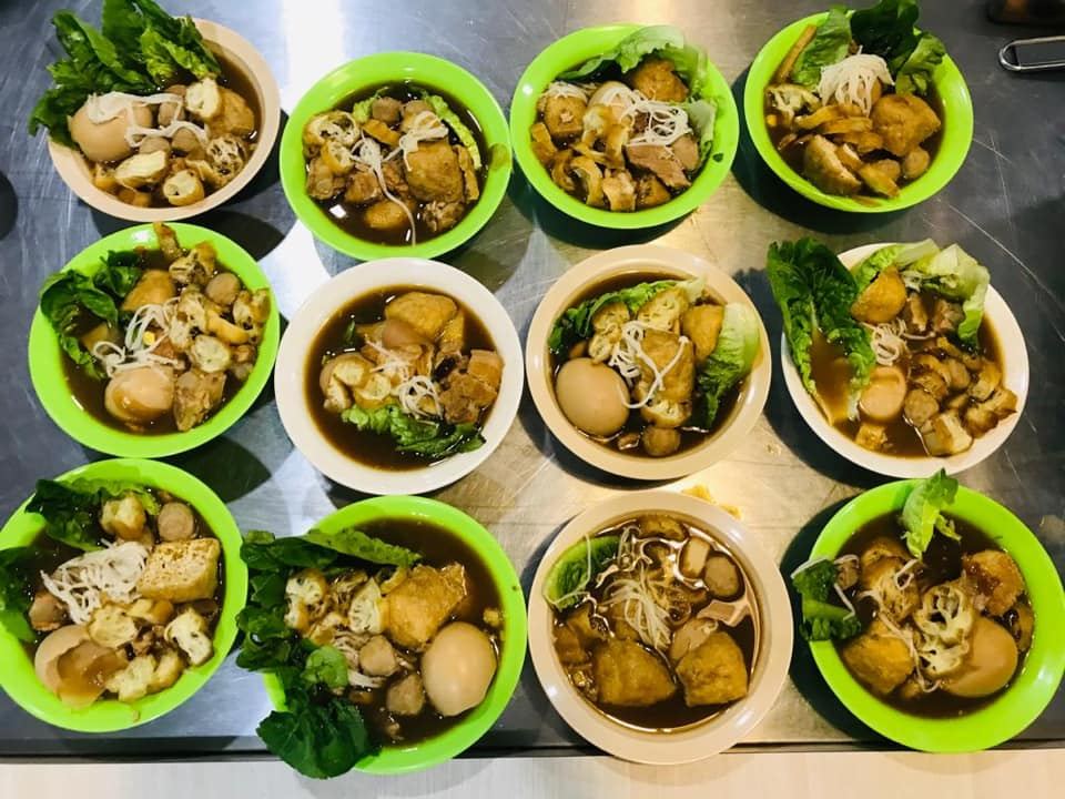 凉爽舒适的天气，来一碗热乎乎的肉骨茶，简直让孩子们乐开怀。