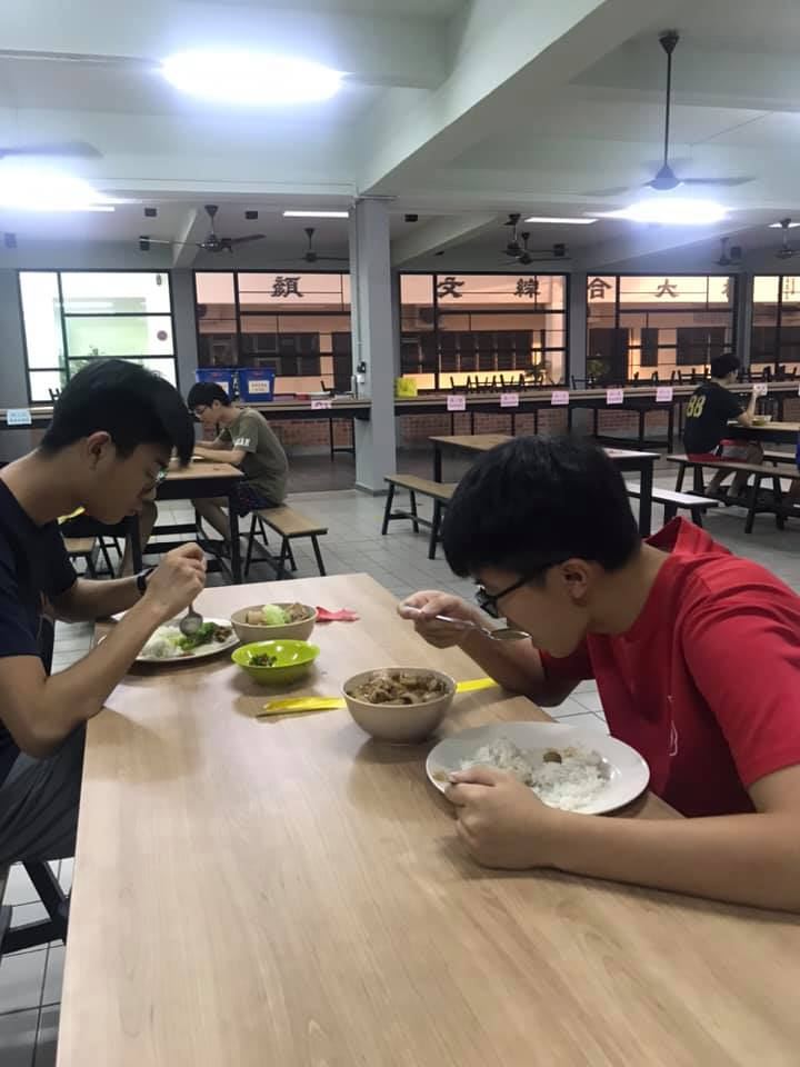凉爽舒适的天气，来一碗热乎乎的肉骨茶，简直让孩子们乐开怀。