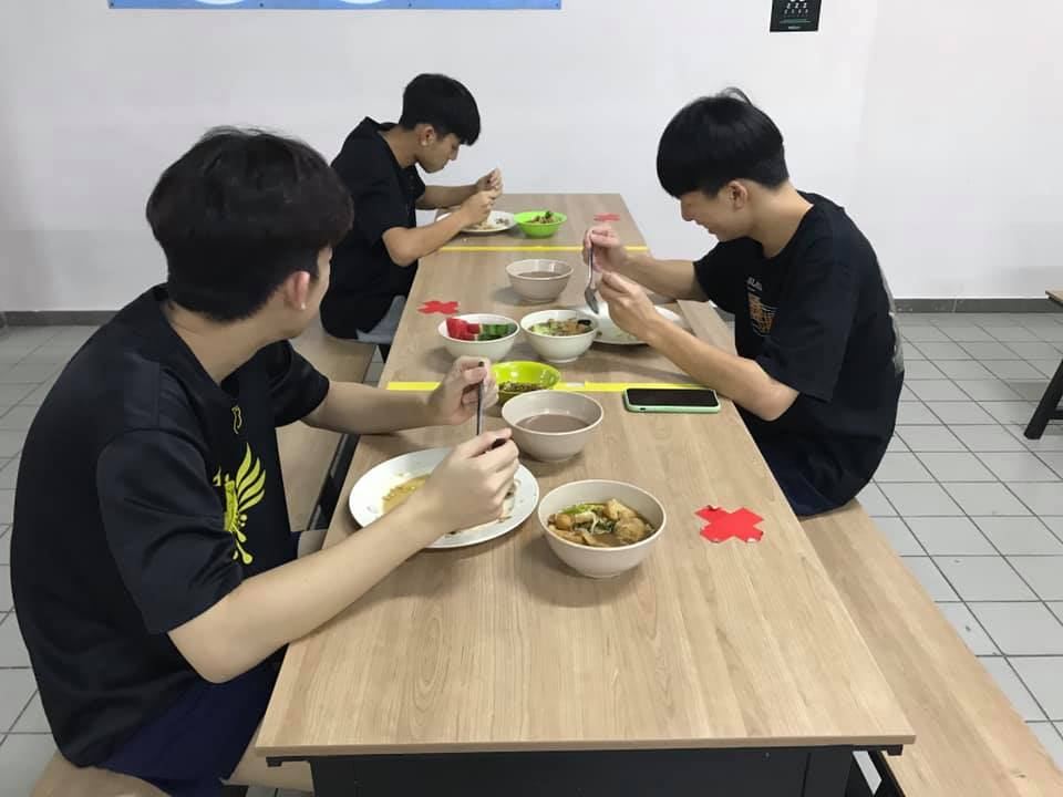 凉爽舒适的天气，来一碗热乎乎的肉骨茶，简直让孩子们乐开怀。