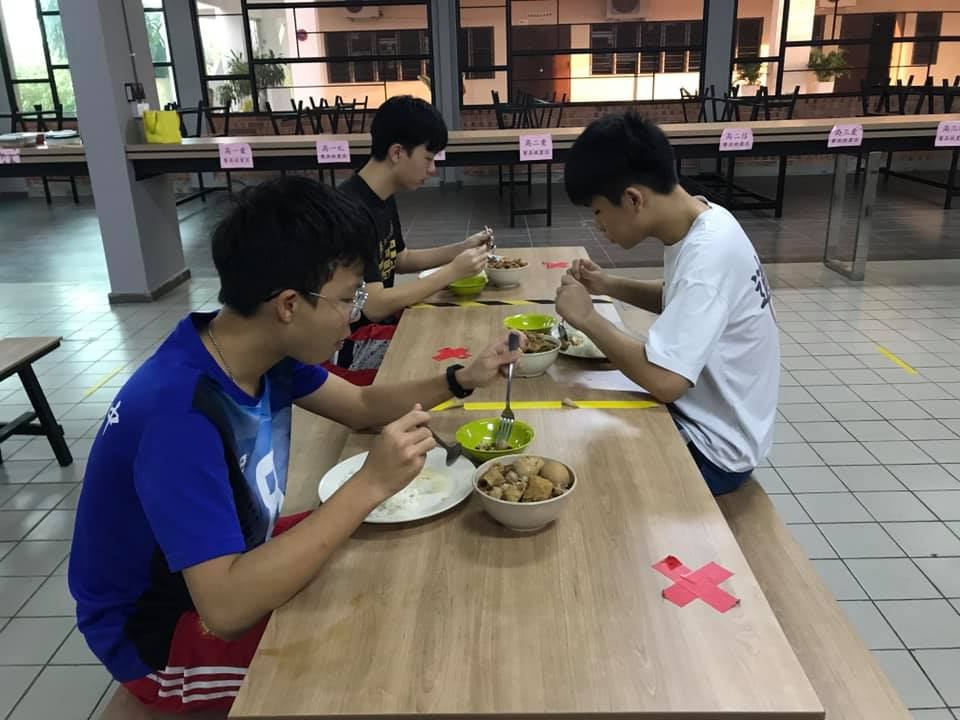 凉爽舒适的天气，来一碗热乎乎的肉骨茶，简直让孩子们乐开怀。