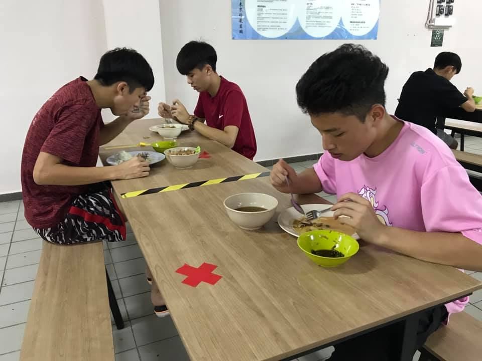 凉爽舒适的天气，来一碗热乎乎的肉骨茶，简直让孩子们乐开怀。