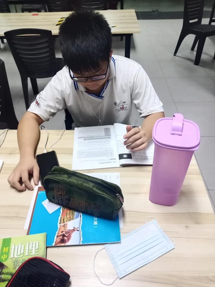 返回学校住宿的寄宿生及通读生，每天根据宿舍安排的时间（上午10点到中午1点、中午