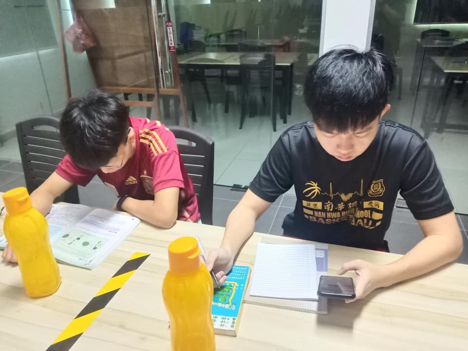 返回学校住宿的寄宿生及通读生，每天根据宿舍安排的时间（上午10点到中午1点、中午