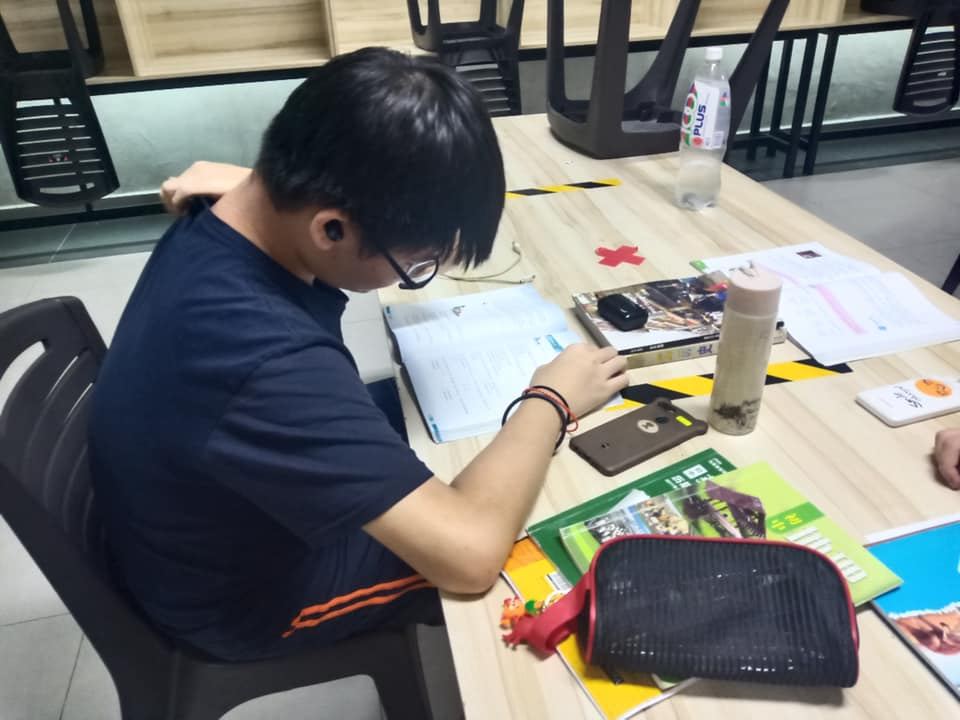 返回学校住宿的寄宿生及通读生，每天根据宿舍安排的时间（上午10点到中午1点、中午