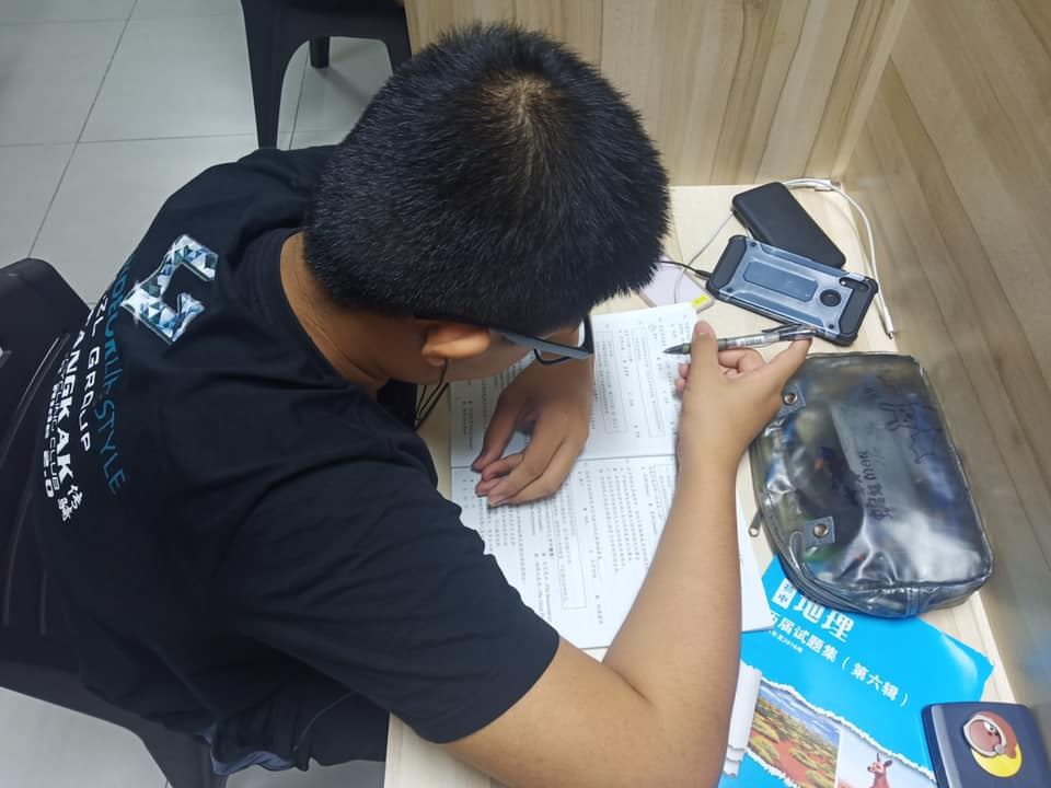返回学校住宿的寄宿生及通读生，每天根据宿舍安排的时间（上午10点到中午1点、中午