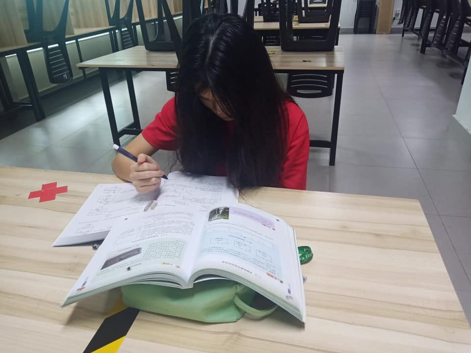 返回学校住宿的寄宿生及通读生，每天根据宿舍安排的时间（上午10点到中午1点、中午