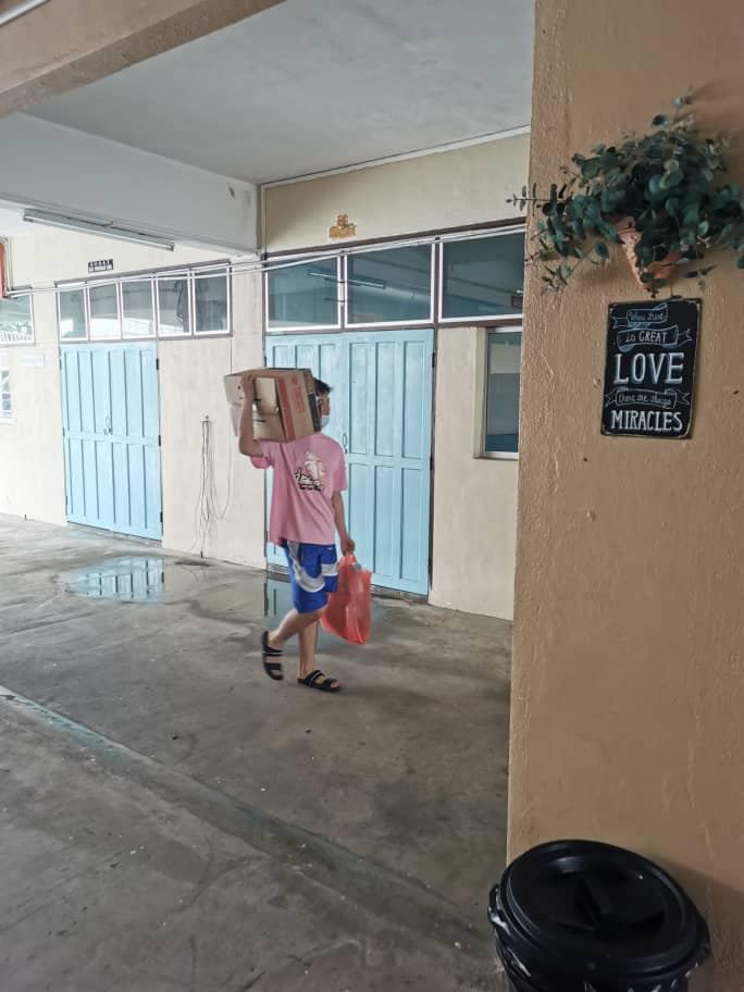 学长们协助新生入住郭元福楼，进行观察。