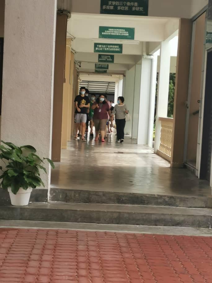 学长们协助新生入住郭元福楼，进行观察。