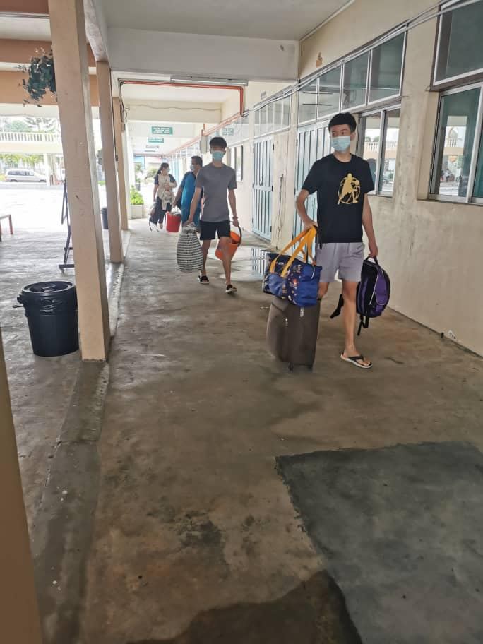 学长们协助新生入住郭元福楼，进行观察。