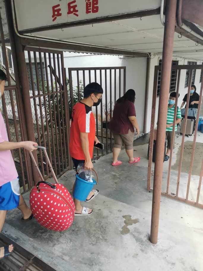 学长们协助新生入住郭元福楼，进行观察。