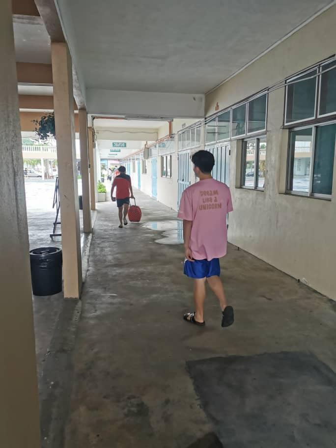 学长们协助新生入住郭元福楼，进行观察。