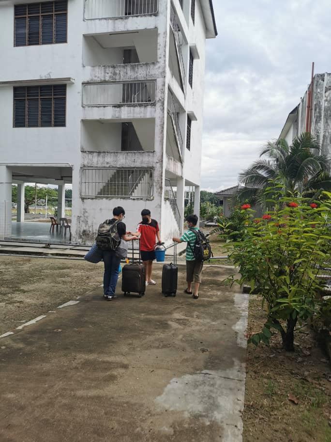 学长们协助新生入住郭元福楼，进行观察。