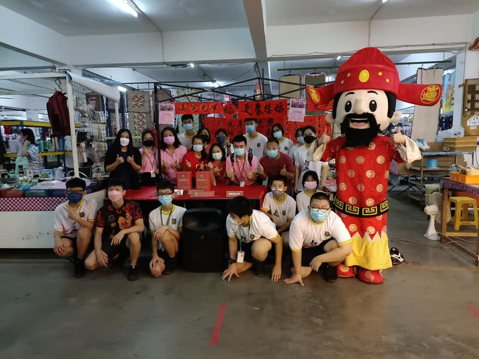 南华独中感谢文友会的全体同仁,书法家吴启强的配合,让这次的 “虎虎生威” 义务挥