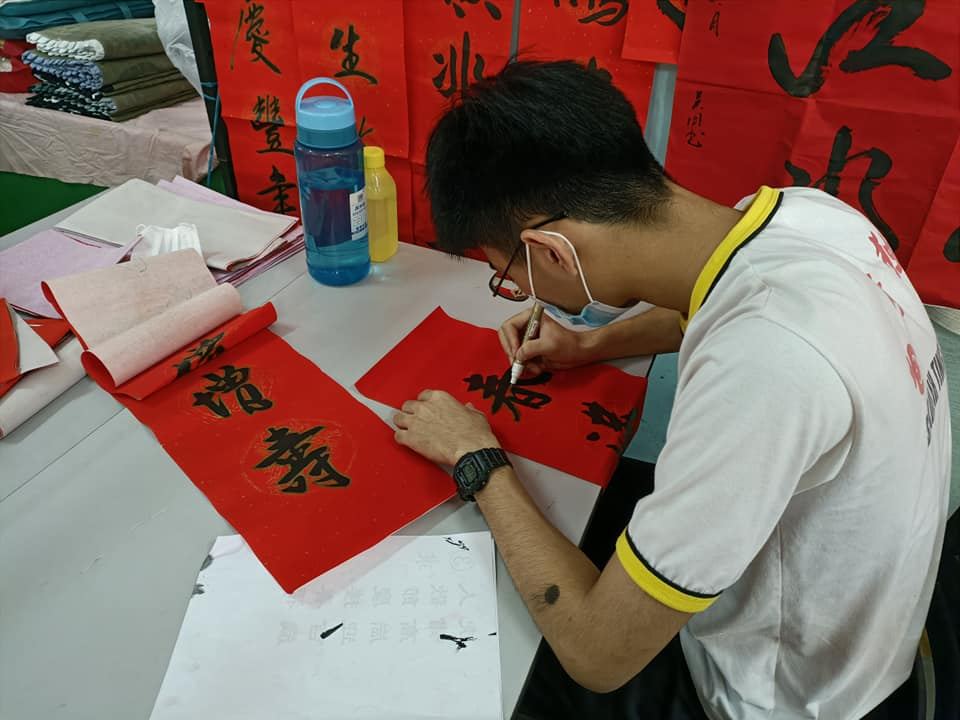 南华独中感谢文友会的全体同仁,书法家吴启强的配合,让这次的 “虎虎生威” 义务挥