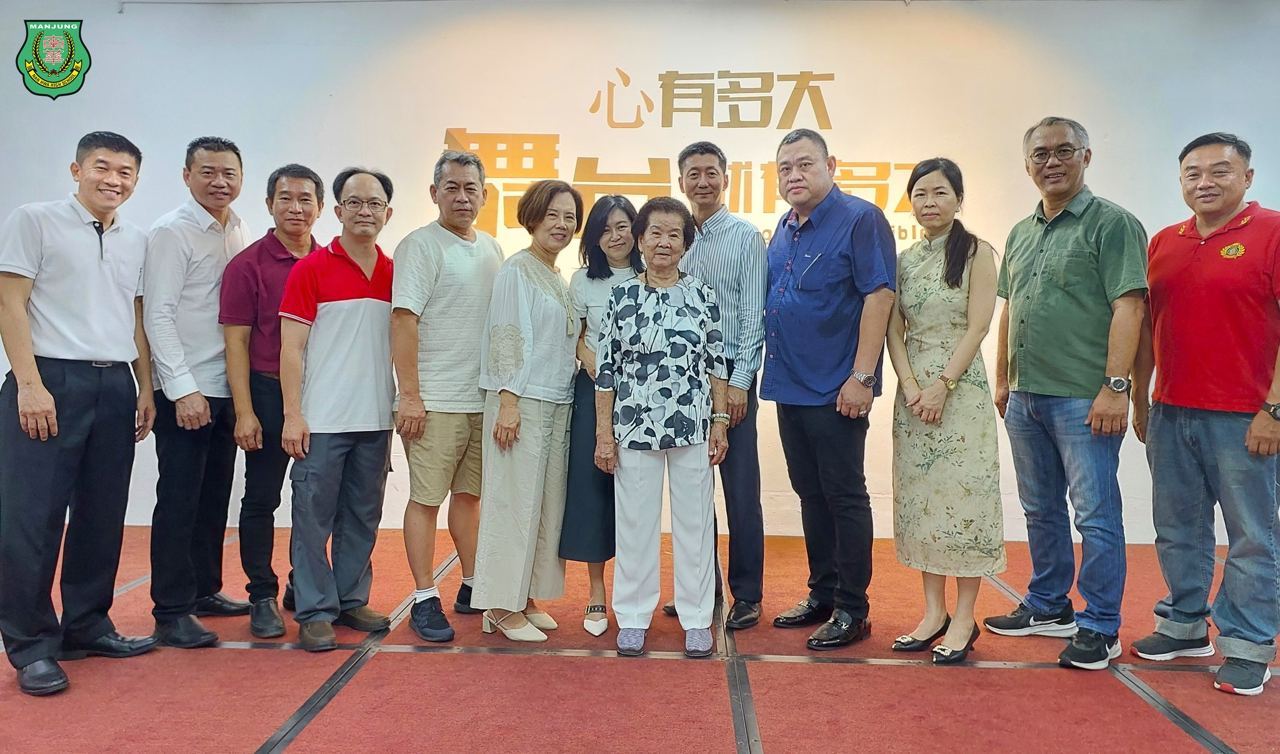 各界善心人士移交款项助南华筹款