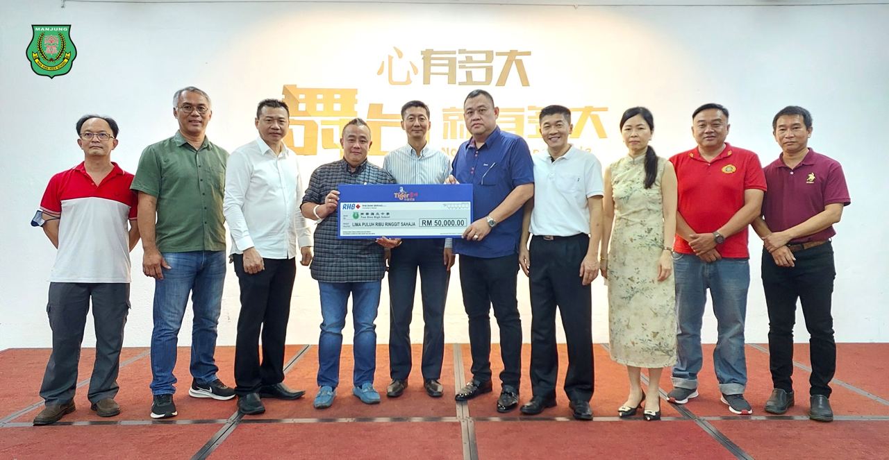 各界善心人士移交款项助南华筹款