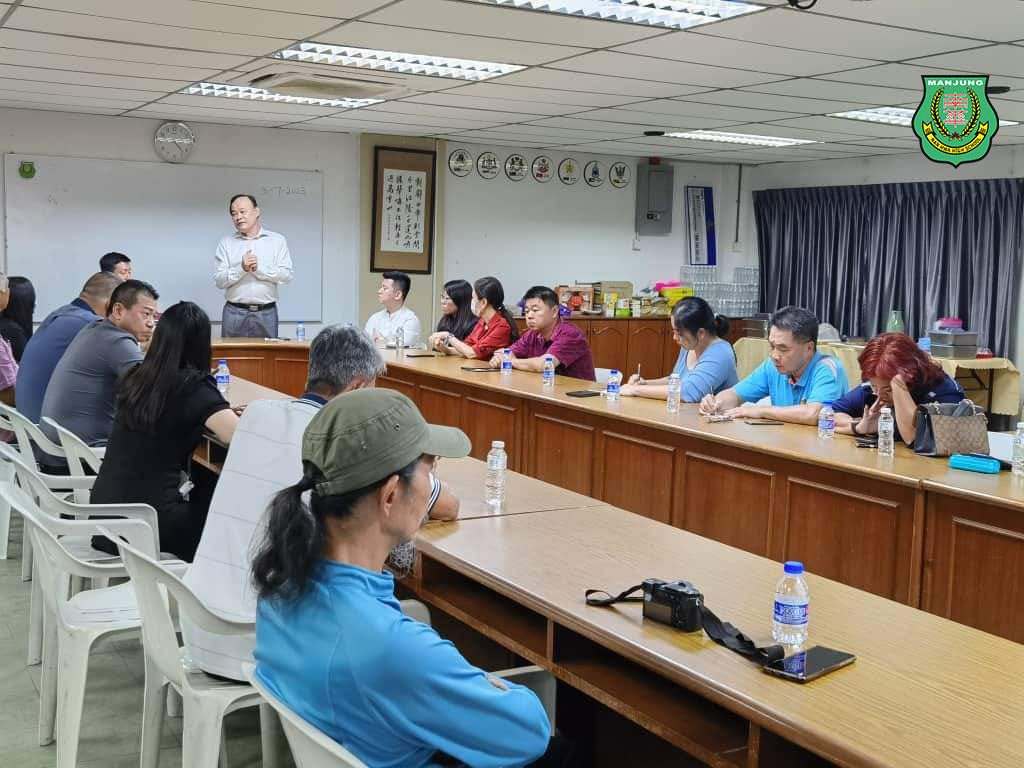 霹州政府拨二十万大红包予南华独中，同时木威国会议员拿督倪可汉也捐助两万令吉以响应