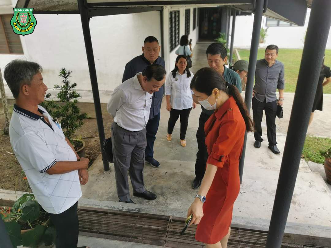 霹州政府拨二十万大红包予南华独中，同时木威国会议员拿督倪可汉也捐助两万令吉以响应