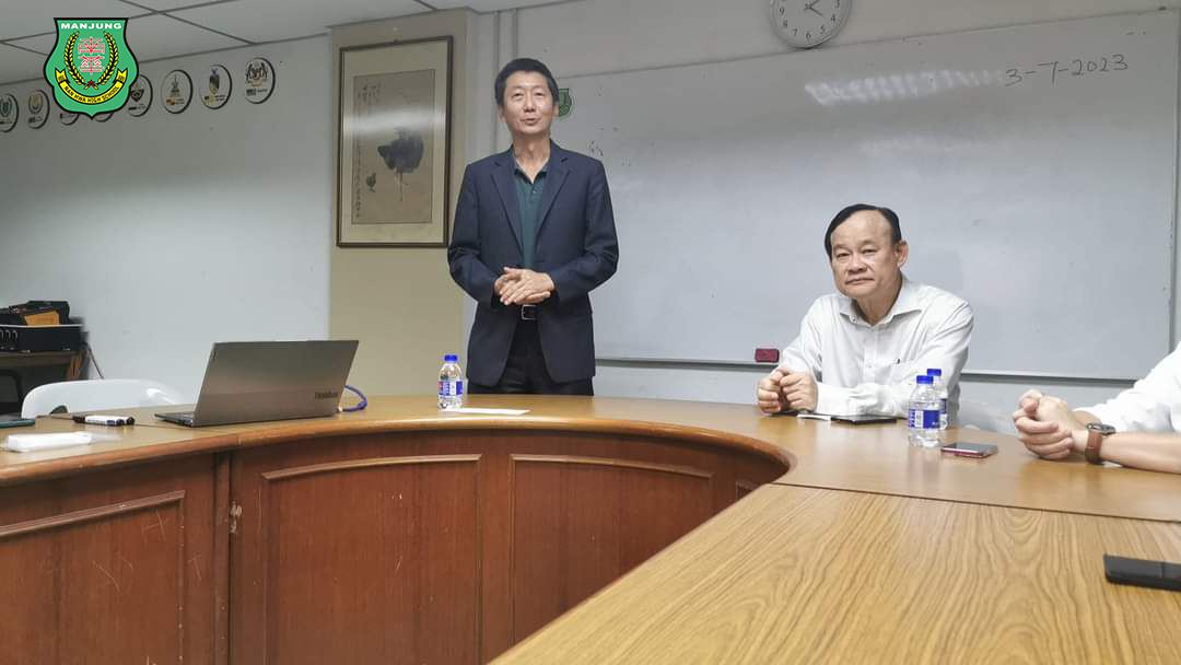 霹州政府拨二十万大红包予南华独中，同时木威国会议员拿督倪可汉也捐助两万令吉以响应