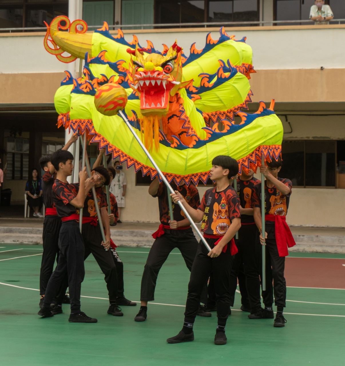 南华独中龙狮团贺新岁